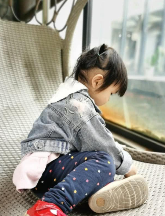 黄发男|神秘老公疑曝光？万茜与女儿团聚黄发男陪伴，三人牵手同行温馨有爱