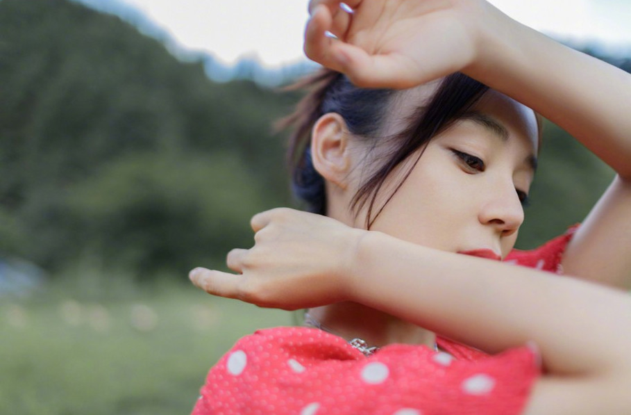 袁姗姗|袁姗姗野外写真美感十足，大长腿深V草莓味连衣裙侧颜超美似少女