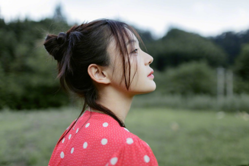 袁姗姗|袁姗姗野外写真美感十足，大长腿深V草莓味连衣裙侧颜超美似少女