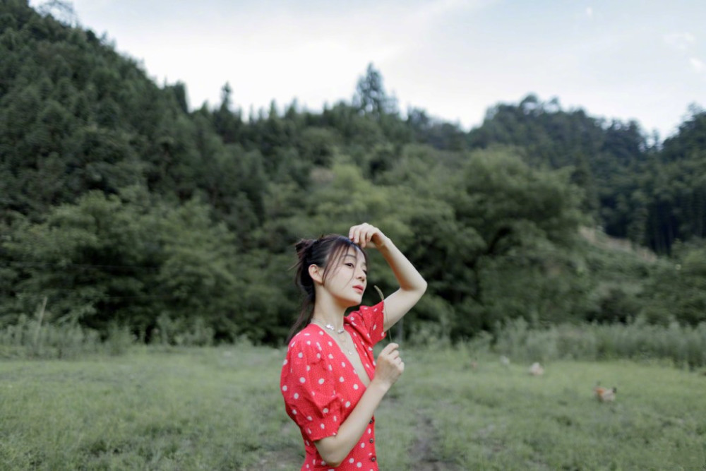 袁姗姗|袁姗姗野外写真美感十足，大长腿深V草莓味连衣裙侧颜超美似少女