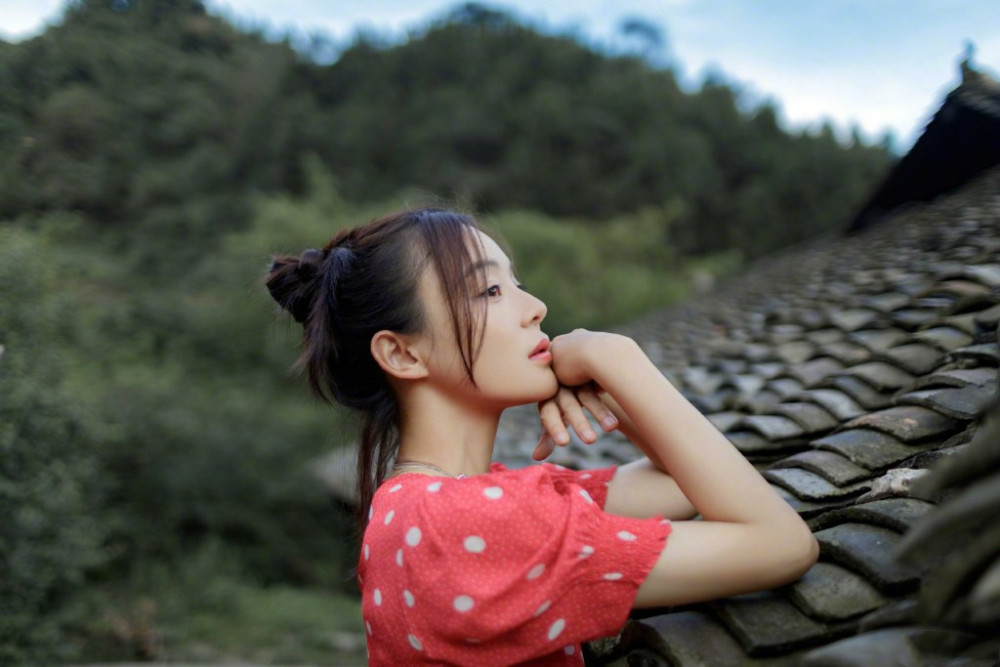 袁姗姗|袁姗姗野外写真美感十足，大长腿深V草莓味连衣裙侧颜超美似少女