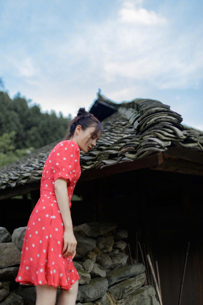 袁姗姗|袁姗姗野外写真美感十足，大长腿深V草莓味连衣裙侧颜超美似少女