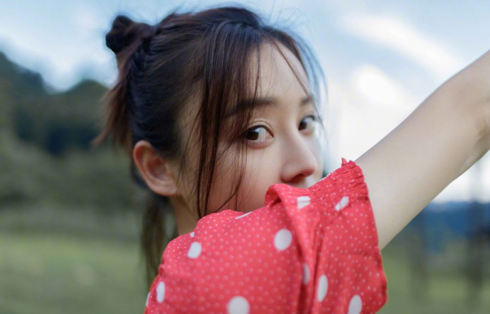 袁姗姗|袁姗姗野外写真美感十足，大长腿深V草莓味连衣裙侧颜超美似少女