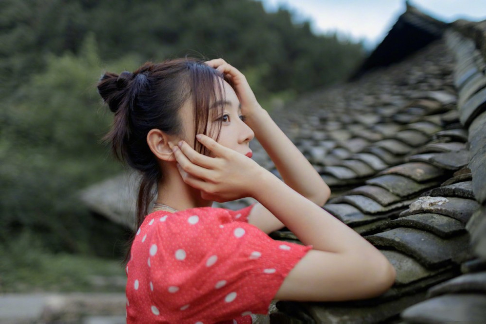 袁姗姗|袁姗姗野外写真美感十足，大长腿深V草莓味连衣裙侧颜超美似少女