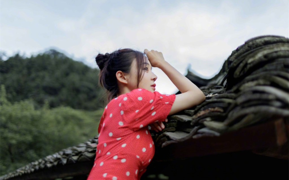 袁姗姗|袁姗姗野外写真美感十足，大长腿深V草莓味连衣裙侧颜超美似少女