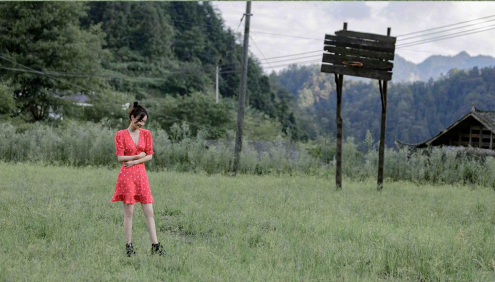 袁姗姗|袁姗姗野外写真美感十足，大长腿深V草莓味连衣裙侧颜超美似少女