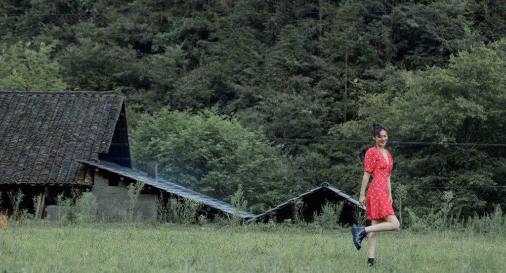 袁姗姗|袁姗姗野外写真美感十足，大长腿深V草莓味连衣裙侧颜超美似少女