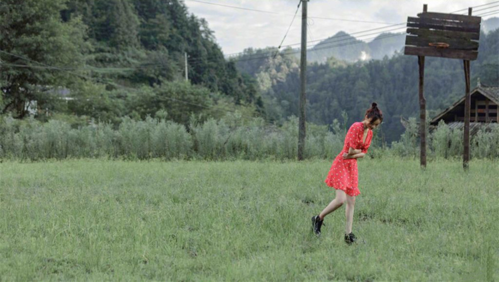 袁姗姗|袁姗姗野外写真美感十足，大长腿深V草莓味连衣裙侧颜超美似少女