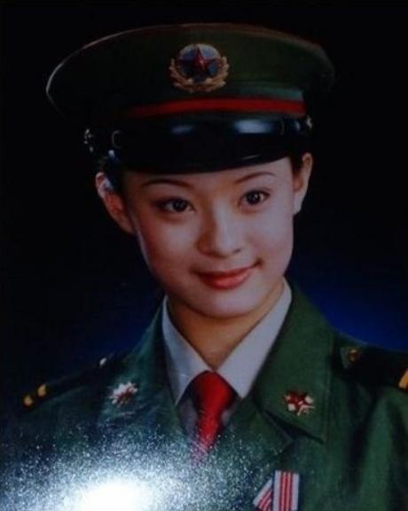孙俪|孙俪晒等等小花军装照，兄妹俩敬礼俏皮可爱，想像妈妈一样当军人