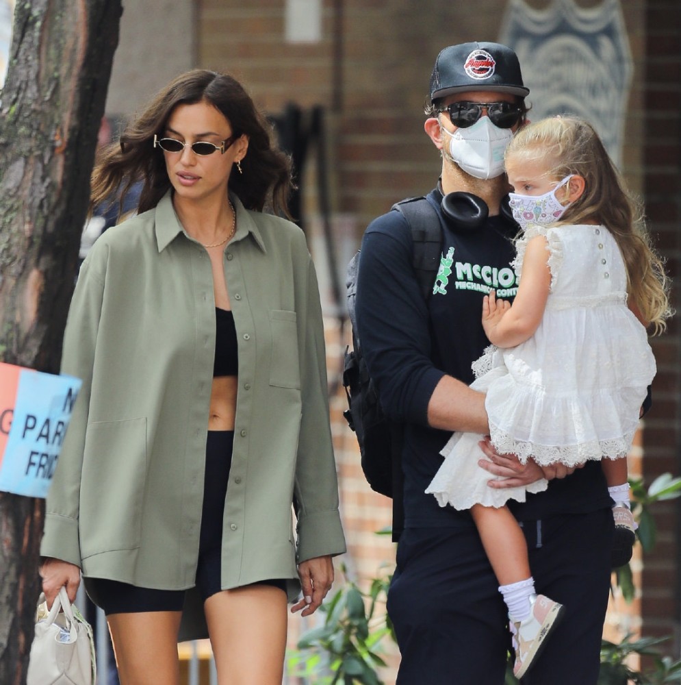 c罗前女友伊莲娜和前夫合体两人带女儿现身伊莲娜依旧辣妈