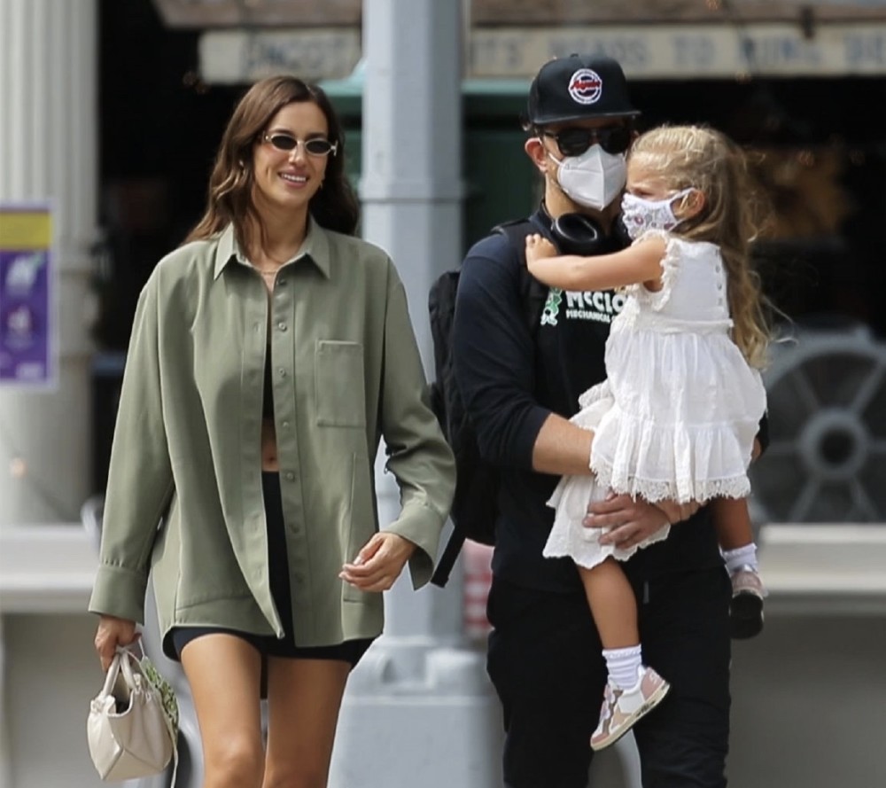 c罗前女友伊莲娜和前夫合体两人带女儿现身伊莲娜依旧辣妈