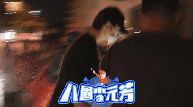 陈飞宇|不合适？陈凯歌儿子陈飞宇被粉丝围攻，保镖拿手电筒驱赶被批过分