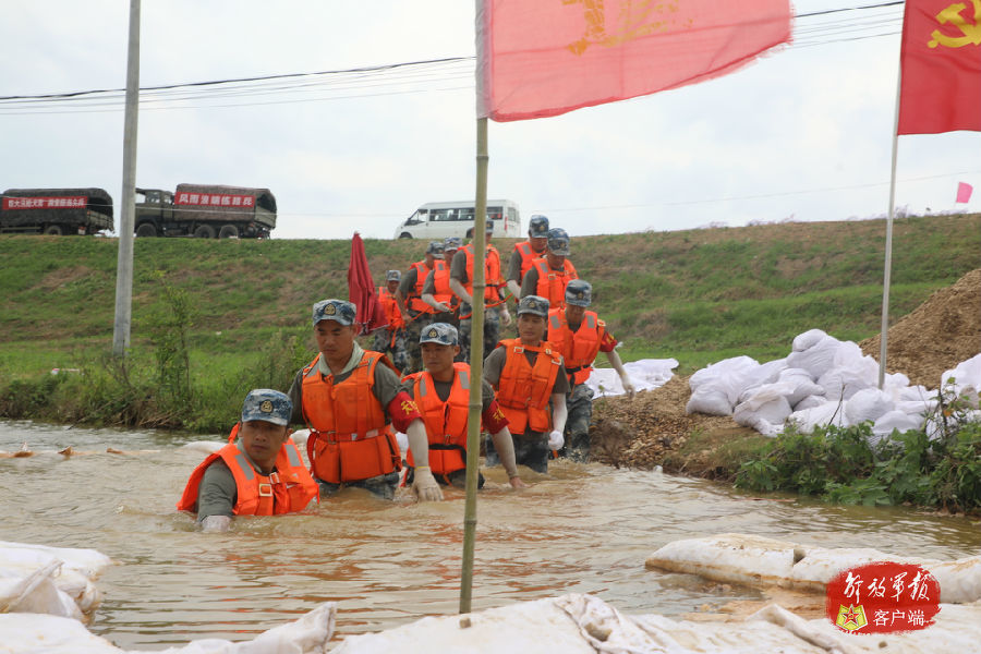 98年抗洪中他们舍身挡水如今临危受命他们赓续光荣