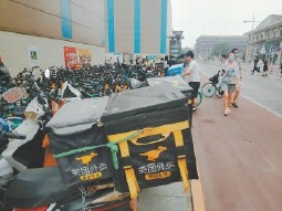 非机动车|这些地方非机动车乱停放 路边变车场 行人无路走