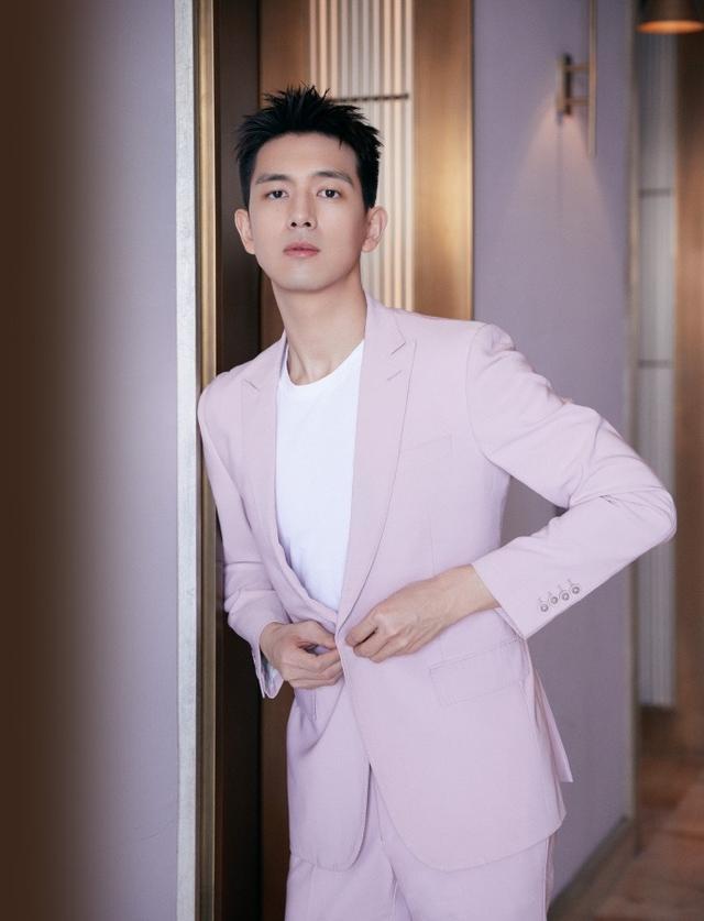 李现|李现晒8块腹肌，却打马赛克穿花袄，粉丝纷纷p图奇思妙想换新装