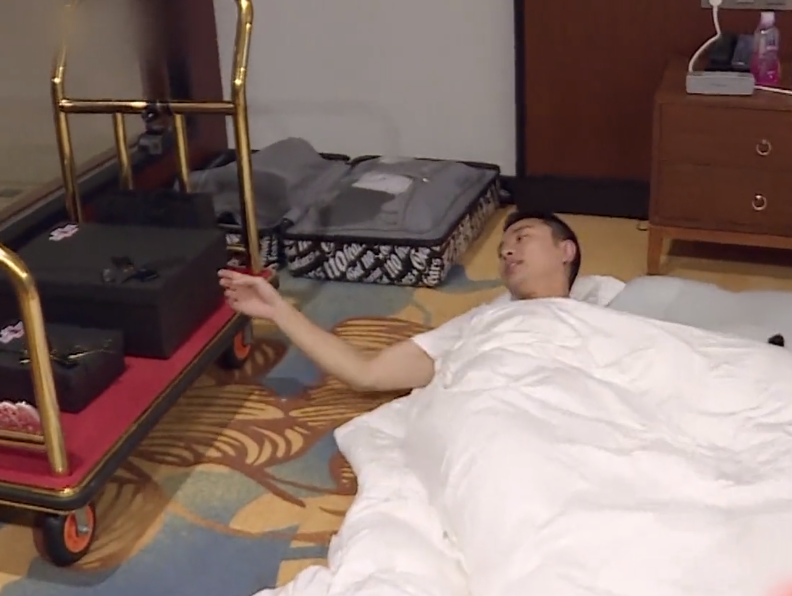 贾乃亮录制极限挑战睡地铺,得知原因后,网友:路转粉!