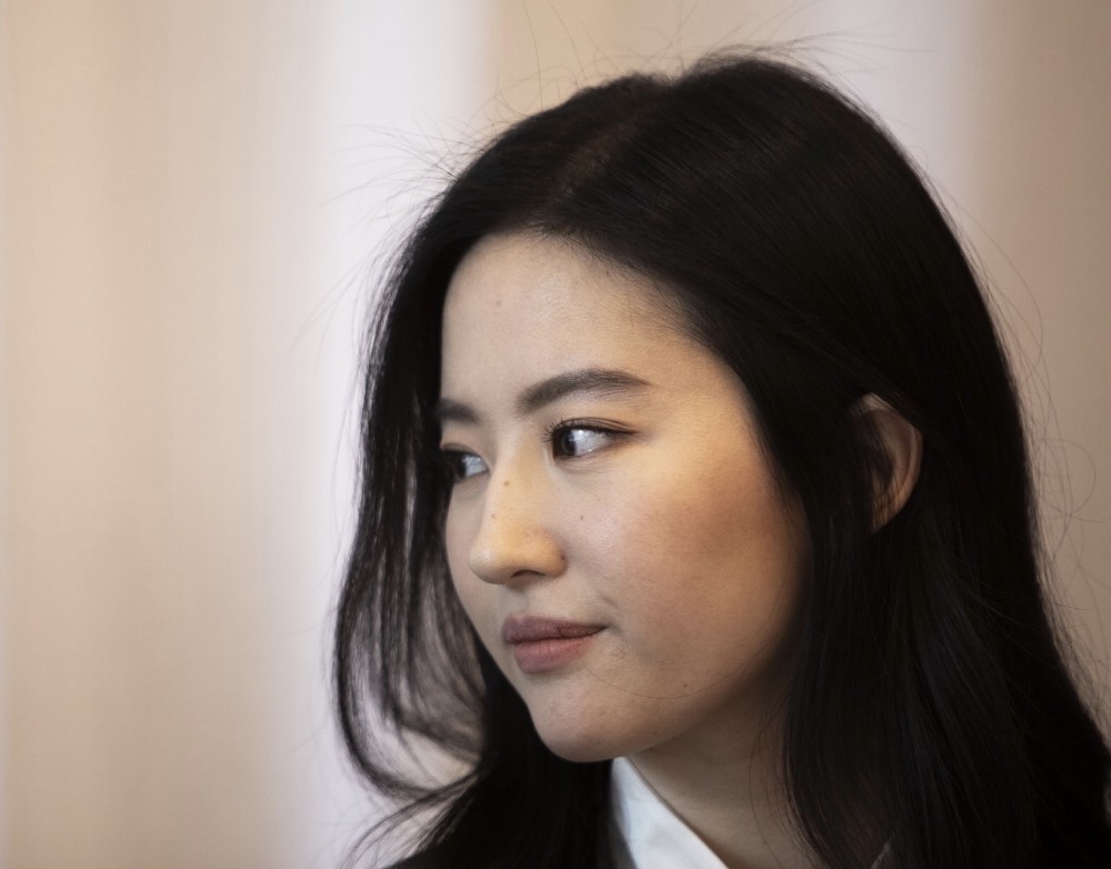 刘亦菲|仙女刘亦菲颜值崩了？最新照片脸明显发腮，曾经的顶级美貌已不再