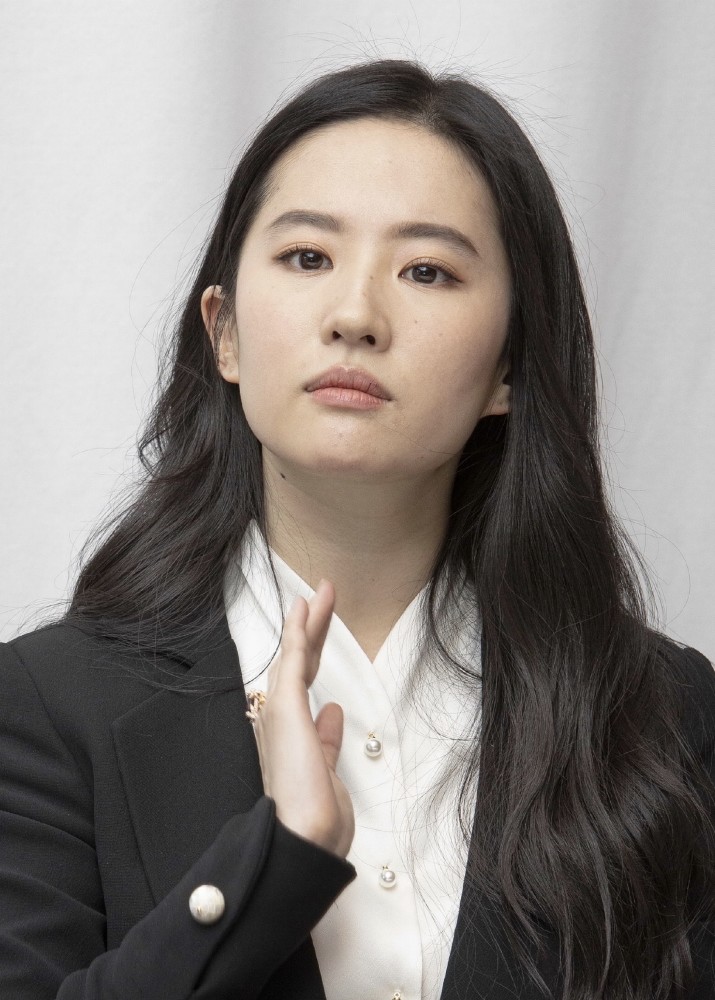 刘亦菲|仙女刘亦菲颜值崩了？最新照片脸明显发腮，曾经的顶级美貌已不再