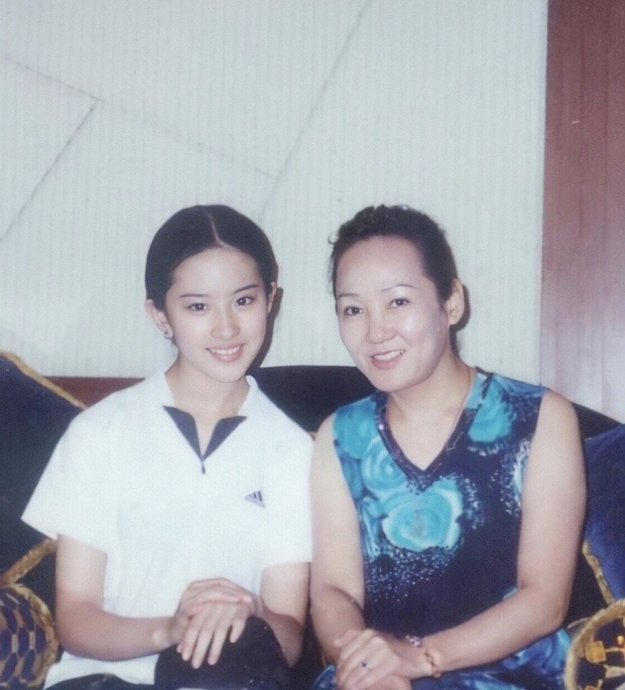 刘亦菲|仙女刘亦菲颜值崩了？最新照片脸明显发腮，曾经的顶级美貌已不再