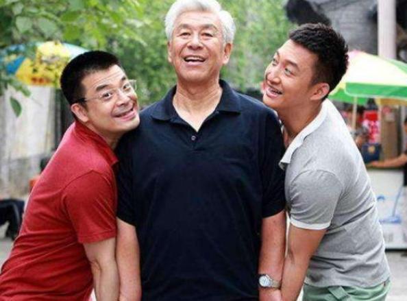 张洪杰|老戏骨张洪杰，不仅被“骗婚”带瘫痪妻拍戏，75岁还被儿女压榨