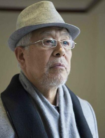 张洪杰|老戏骨张洪杰，不仅被“骗婚”带瘫痪妻拍戏，75岁还被儿女压榨