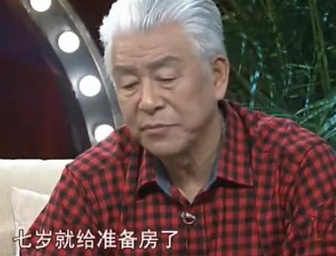 张洪杰|老戏骨张洪杰，不仅被“骗婚”带瘫痪妻拍戏，75岁还被儿女压榨