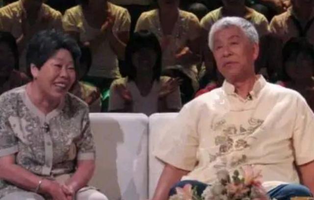 张洪杰|老戏骨张洪杰，不仅被“骗婚”带瘫痪妻拍戏，75岁还被儿女压榨