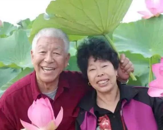 张洪杰|老戏骨张洪杰，不仅被“骗婚”带瘫痪妻拍戏，75岁还被儿女压榨