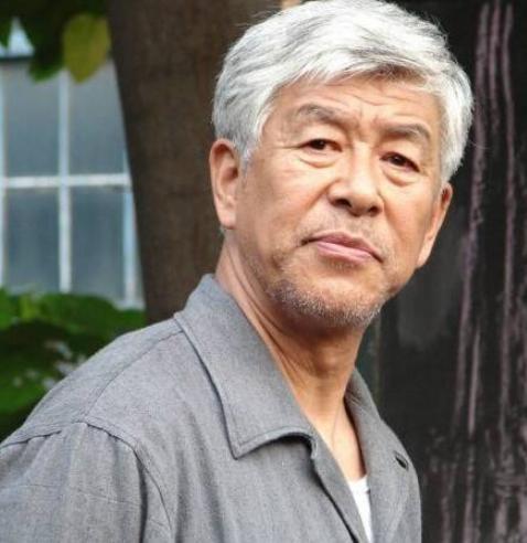 张洪杰|老戏骨张洪杰，不仅被“骗婚”带瘫痪妻拍戏，75岁还被儿女压榨