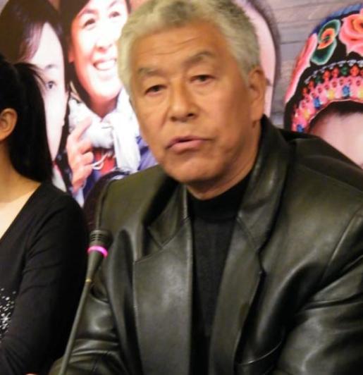 张洪杰|老戏骨张洪杰，不仅被“骗婚”带瘫痪妻拍戏，75岁还被儿女压榨