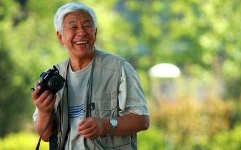 张洪杰|老戏骨张洪杰，不仅被“骗婚”带瘫痪妻拍戏，75岁还被儿女压榨