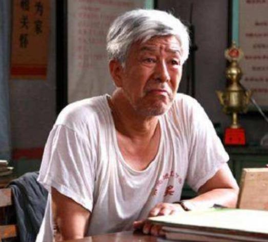 张洪杰|老戏骨张洪杰，不仅被“骗婚”带瘫痪妻拍戏，75岁还被儿女压榨