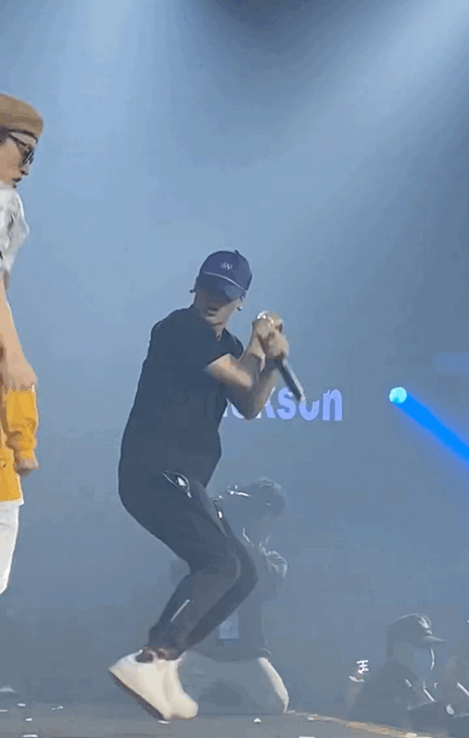 男明星跳舞都爱跳顶胯的动作这么多人中当属王嘉尔最有高级感吧