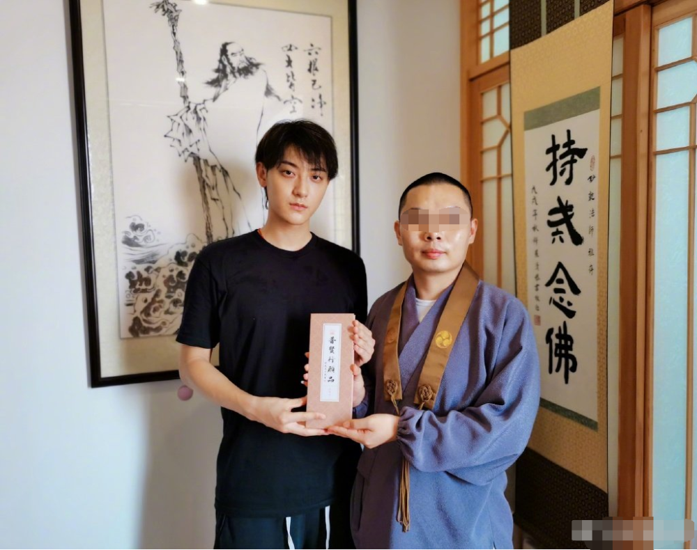 黄子韬|黄子韬爸爸追悼会低调举行，女星赵奕欢现身，鹿晗送花圈表哀思