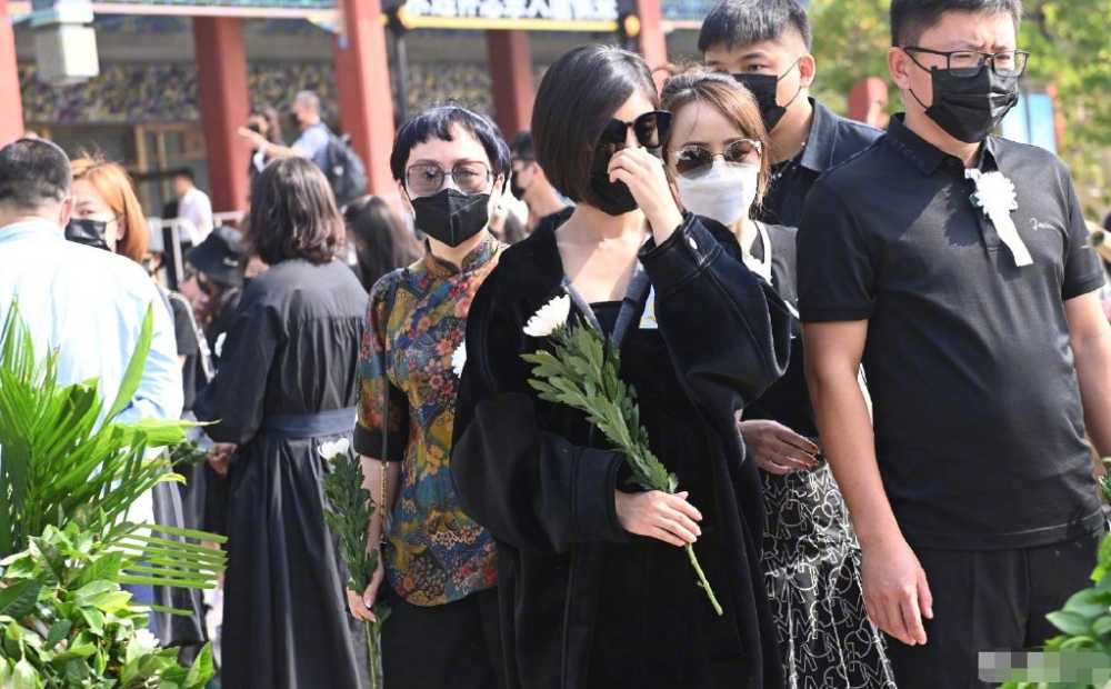 黄子韬|黄子韬爸爸追悼会低调举行，女星赵奕欢现身，鹿晗送花圈表哀思
