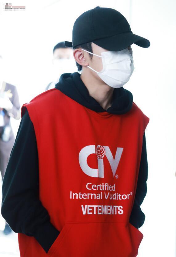 易烊千玺|身高被嘲后，易烊千玺穿大红衣飞北京，青筋明显男友力爆棚，胖虎穿着成焦点