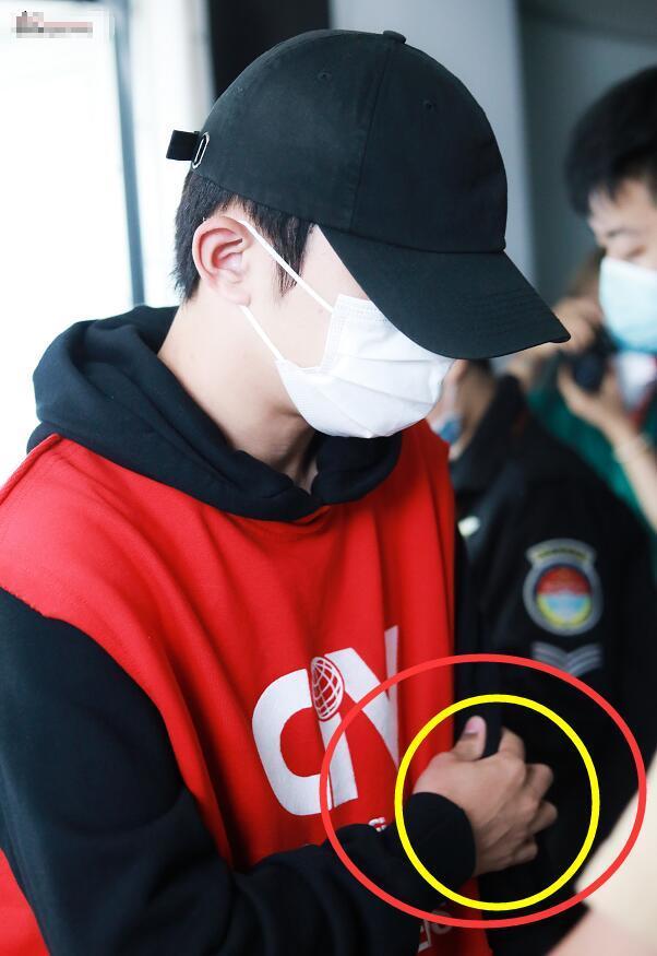 易烊千玺|身高被嘲后，易烊千玺穿大红衣飞北京，青筋明显男友力爆棚，胖虎穿着成焦点