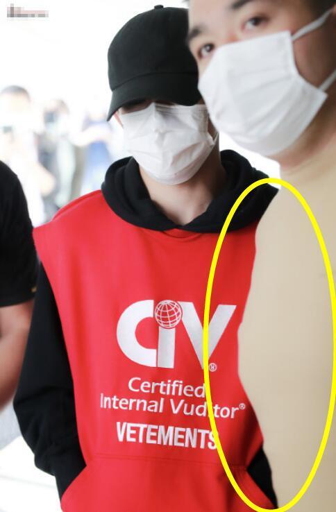 易烊千玺|身高被嘲后，易烊千玺穿大红衣飞北京，青筋明显男友力爆棚，胖虎穿着成焦点