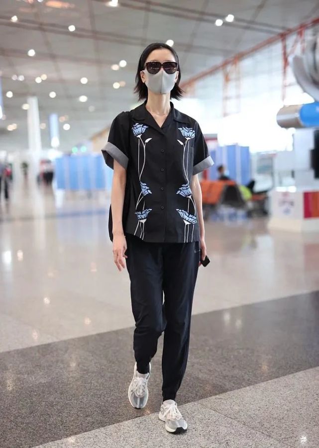 超模一姐杜鹃现身机场全黑look简约高级气质清冷有气场