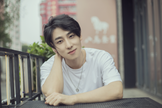 德漾娱乐演员李嘉辉首部作品杀青约定之青春永驻献礼小康