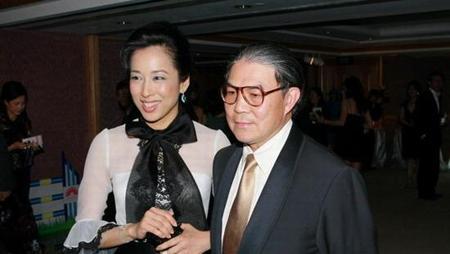 吕燕妮|霍英东原配吕燕妮出殡，孙子霍启刚带着妻子郭晶晶和3个孩子送别