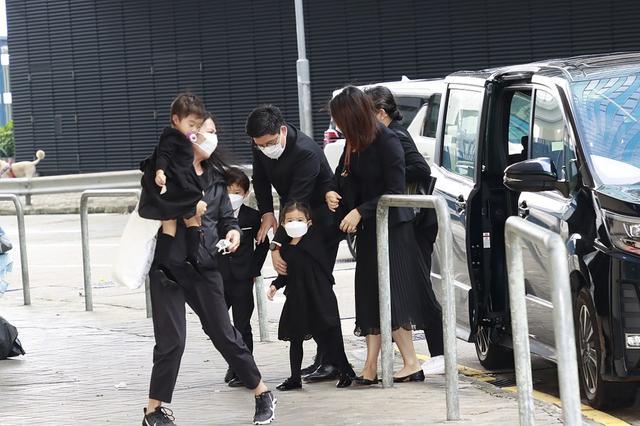 吕燕妮|霍英东原配吕燕妮出殡，孙子霍启刚带着妻子郭晶晶和3个孩子送别