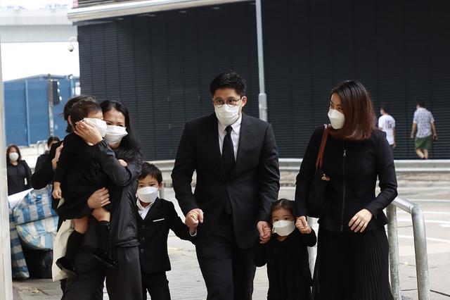 吕燕妮|霍英东原配吕燕妮出殡，孙子霍启刚带着妻子郭晶晶和3个孩子送别