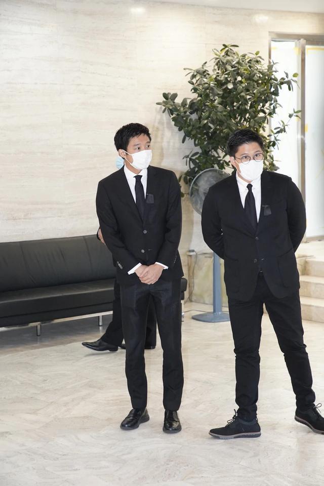 吕燕妮|霍英东原配吕燕妮出殡，孙子霍启刚带着妻子郭晶晶和3个孩子送别