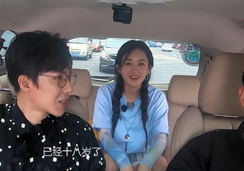 赵丽颖被刘宇宁逗的大笑,镜头怼脸上都不知道,近景下鼻子堪比整容