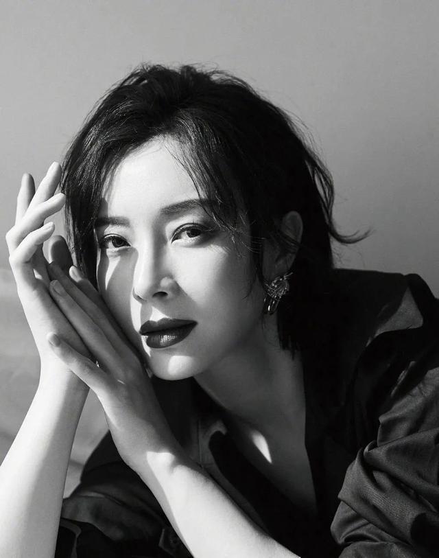 陈数老公回应：陈数老公搂神秘女子亲密合影回应来了 还配了另外两人的照片