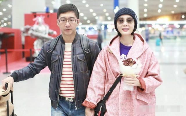 陈数老公回应：陈数老公搂神秘女子亲密合影回应来了 还配了另外两人的照片