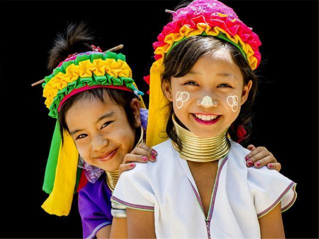 "长颈族"项圈终生不卸?网友:感觉低头就要断,脖子长但皮肤坏