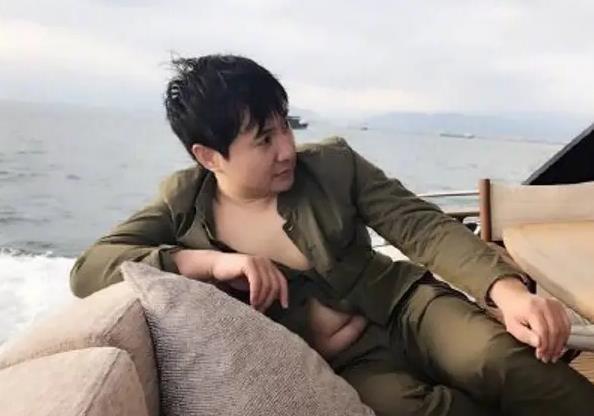 沈腾|沈腾夜会友人，与白衣短裙美女同进会所，离开时不停检查衣服