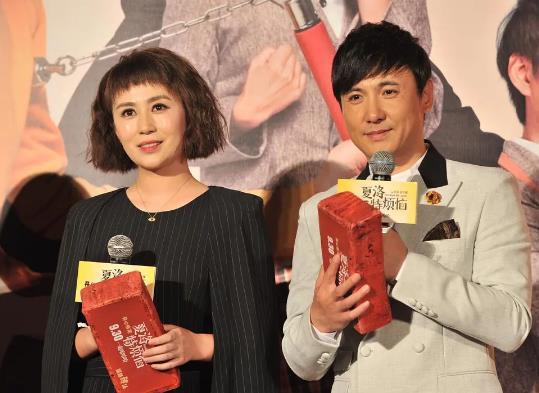 沈腾|沈腾夜会友人，与白衣短裙美女同进会所，离开时不停检查衣服